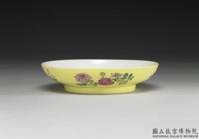 图片[2]-Dish with blue landscape inside a carved polychrome yellow exterior in falangcai painted enamels, Qianlong reign (1736-1795), Qing dynasty-China Archive